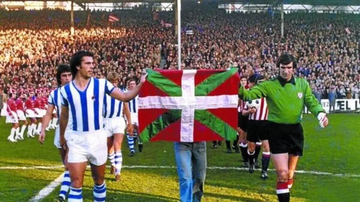 Παίκτες της Ρεάλ Σοσιεδάδ και της Αθλέτικ Μπιλμπάο με τη σημαία της Χώρας των Βάσκων