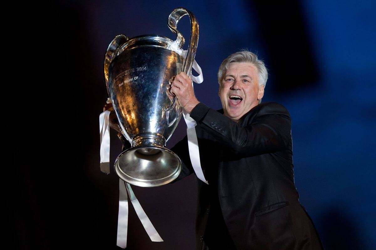 Ο Κάρλο Αντσελότι με την κούπα του Champions League