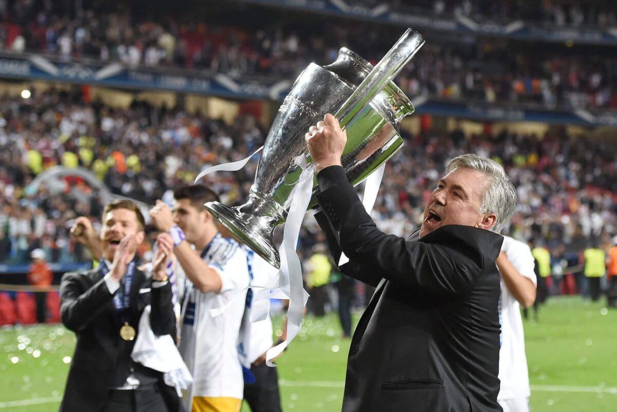 Ο Κάρλο Αντσελότι με τον τίτλο του Champions League