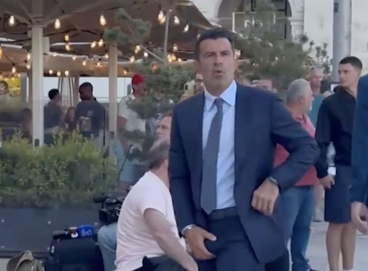 Ο Λουίς Φίγκο κρατά τα γεννητικά του όργανα βλέποντας τους οπαδούς της Μπαρτσελόνα