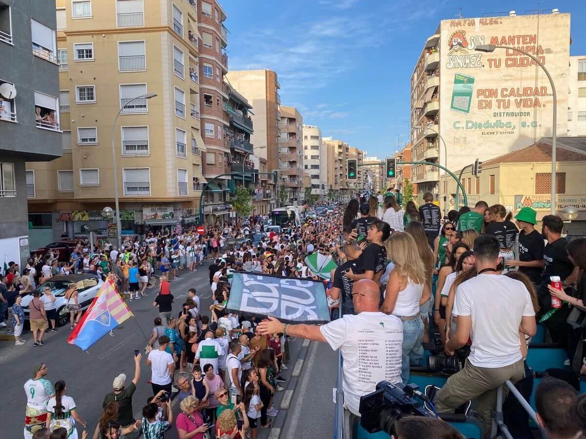 O κόσμος της Έλτσε πανηγυρίζει την άνοδο