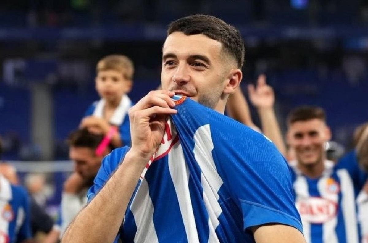 Ο Ζοάο Γκαρθία φιλά το σήμα της Εσπανιόλ